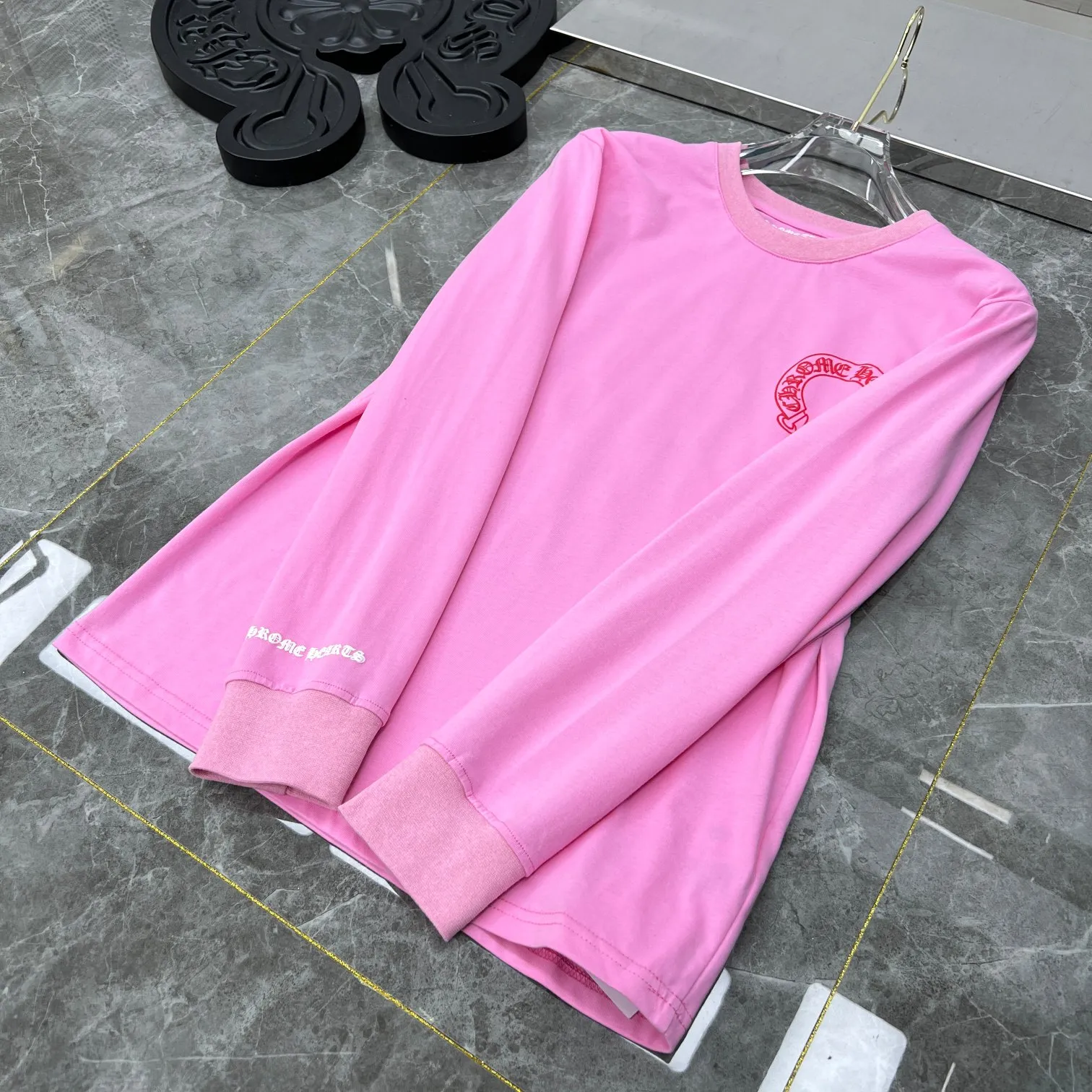 P160 Chrome Hearts Autumn clothing is coming. Synchronized with counters. Chrome Matty Boy graffiti ⭐ long-sleeved T-shirt. Specially customized version of 1:1 high weight fabric. 🌈Recommended color: customized orange. 🌈 Size: S, M, L, 🌈Recommended color: Sakura pink 🌈 Size: S, M, L, XL